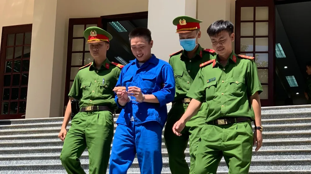 Bị cáo Đào Huy Hoàng bị áp giải đến toà. Ảnh: HD Bị cáo Đào Huy Hoàng bị áp giải đến toà. Ảnh: HD