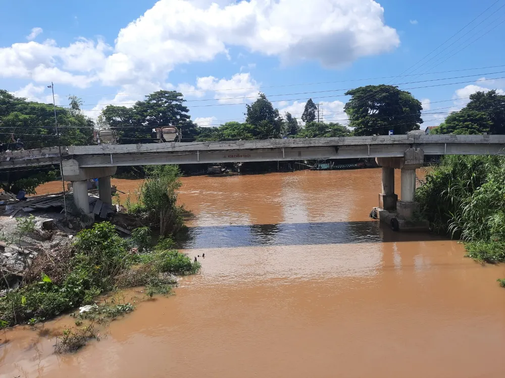 tạt nước sôi đốt công an