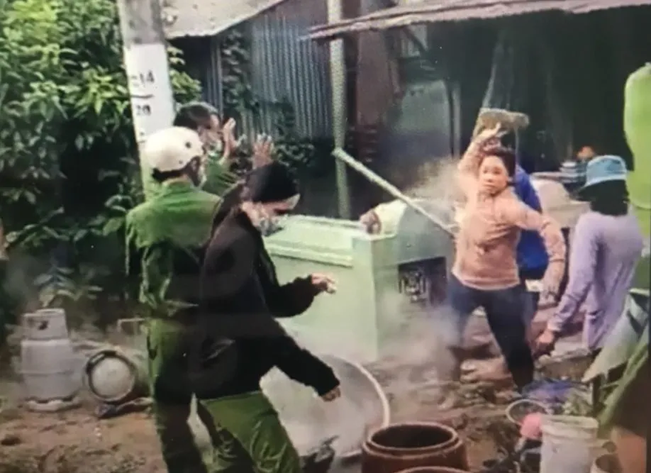 tạt nước sôi đốt công an