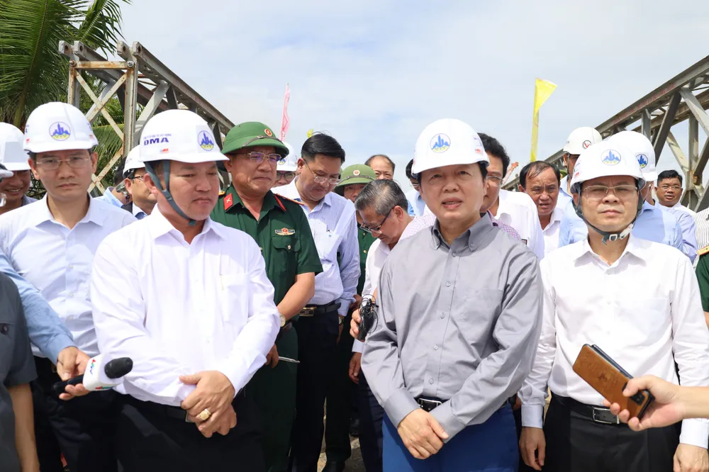 Phó Thủ tướng Trần Hồng Hà kiểm tra công trường thi công dự án cao tốc Cần Thơ - Cà Mau. Ảnh: HD