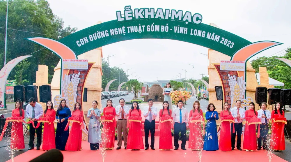 Con đường nghệ thuật gốm đỏ - Vĩnh Long năm 2023 được thực hiện trên tuyến đường nối Võ Văn Kiệt và Phạm Hùng, thuộc phường 9, thành phố Vĩnh Long.