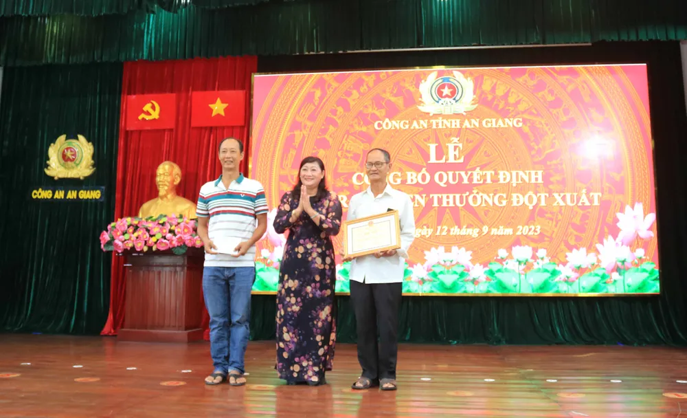 ném bé trai xuống sông