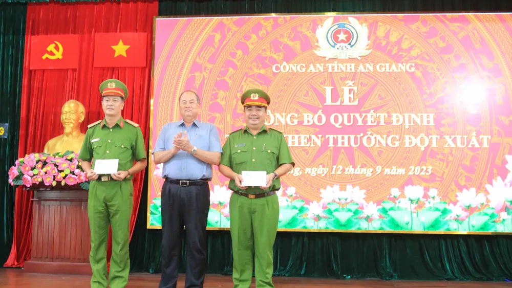 ném bé trai xuống sông