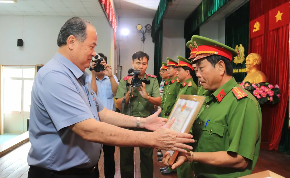 ném bé trai xuống sông