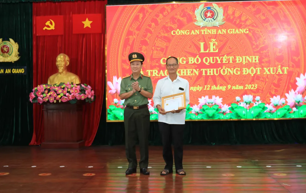 ném bé trai xuống sông