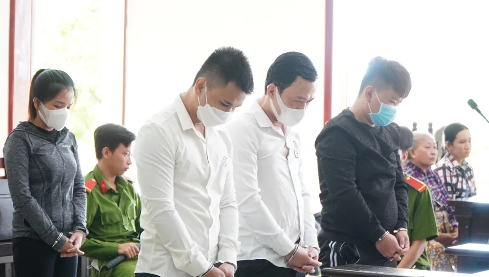 Các bị cáo tại toà. Ảnh: HD doi-no-thue.jpg