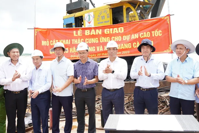 Lễ bàn giao mỏ cát khai thác cung ứng cho cao tốc Cần Thơ - Cà Mau. Ảnh: Thành Nhơn bàn giao mỏ cát trên sông Tiền cho nhà thầu dự án cáo tốc Cần Thơ - Cà Mau.