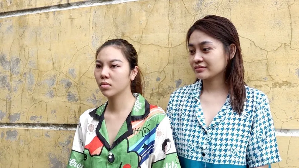Bị can Phan Thị Tuyết Mai và Trần Hoàng Khả Vy. Ảnh: CACC cuong-doat-no.jpg