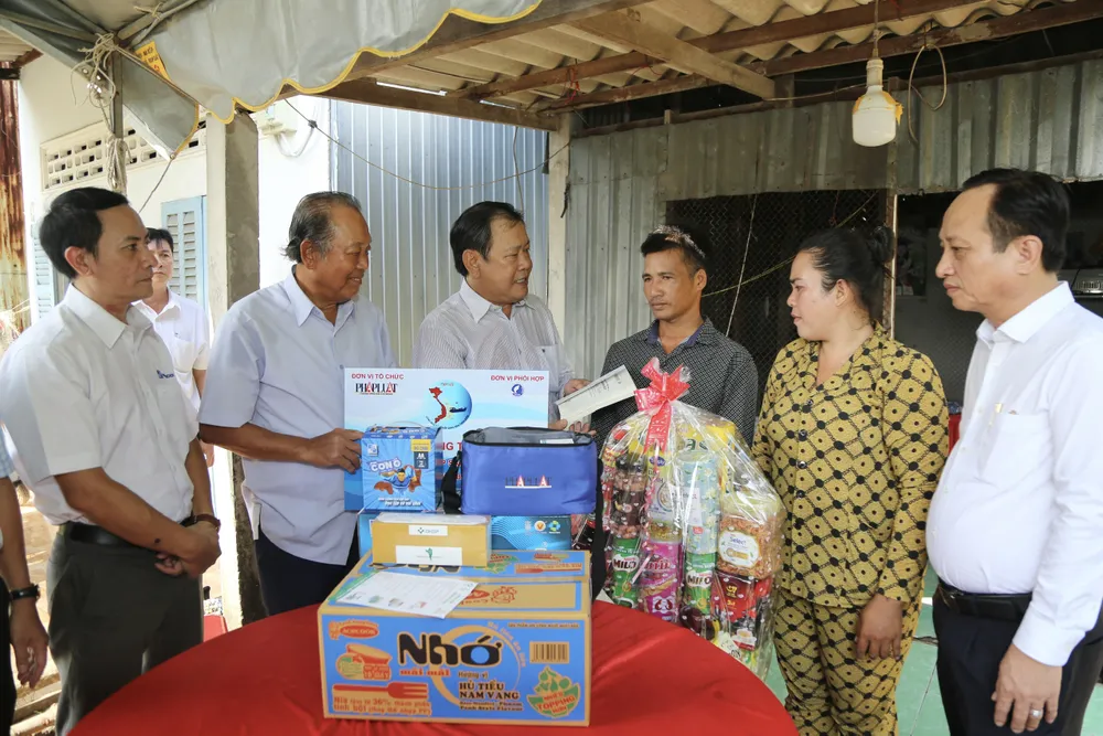 Tổng Biên tập Báo Pháp Luật TP.HCM Mai Ngọc Phước thăm, tặng quà cho gia đình ngư dân Mai Văn Phước, mong ngư dân khi tham gia đánh bắt hải sản cần đảm bảo quy định để sớm tháo gỡ thẻ vàng cho hải sản Việt Nam. tham-ngu-dan-1.jpg