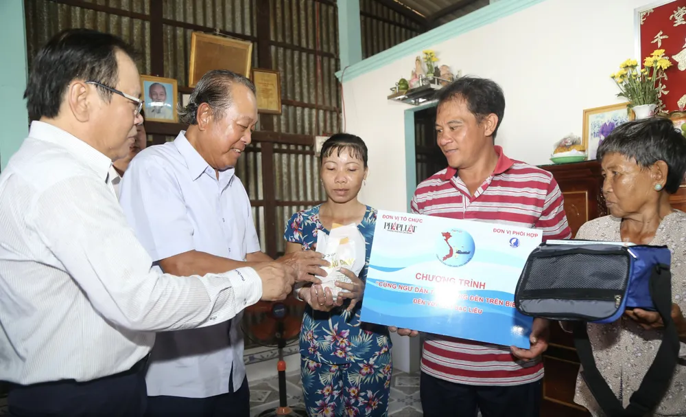 Nguyên Phó Thủ tướng Thường trực Trương Hòa Bình cũng tặng thêm phần quà là dầu gió cho các ngư dân đi biển. Gia đình ông Tèo Em cho biết rất vui mừng khi nhận được quà từ chương trình. Ảnh: HOÀNG GIANG tham-ngu-dan-4.jpg