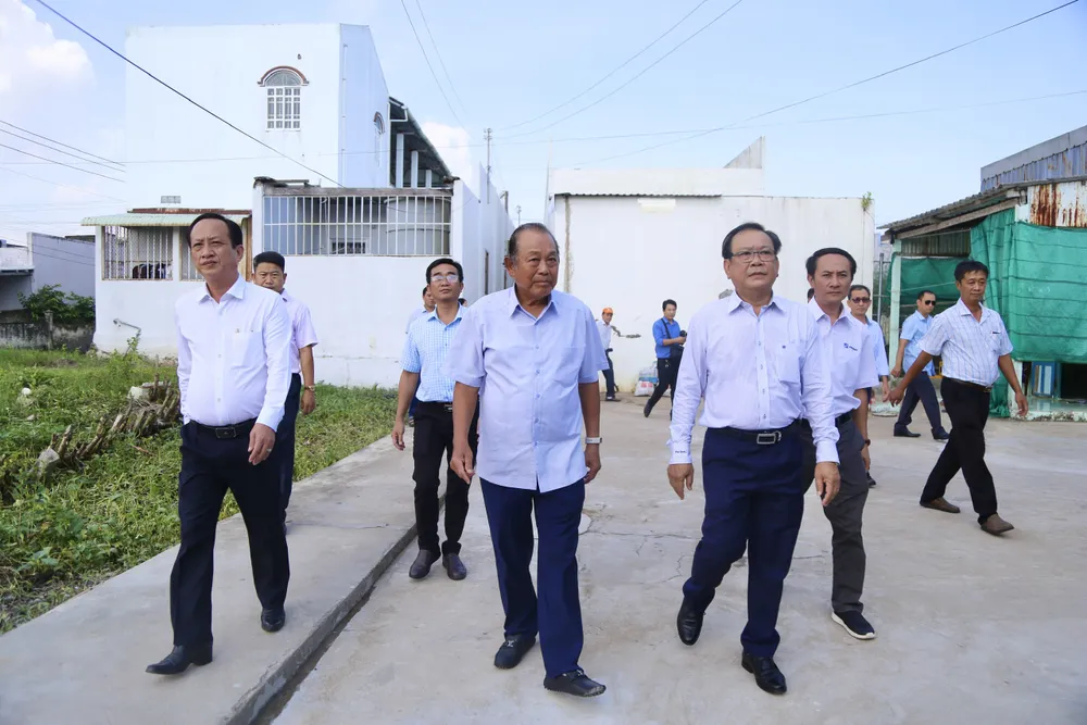 Nguyên Phó Thủ tướng Thường trực Trương Hòa Bình, Chủ tịch danh dự của Chương trình “Cùng ngư dân thắp sáng đèn trên biển” đến thăm hỏi, động viên ba gia đình ngư dân. Ảnh: HOÀNG GIANG tham-ngu-dan-5.jpg