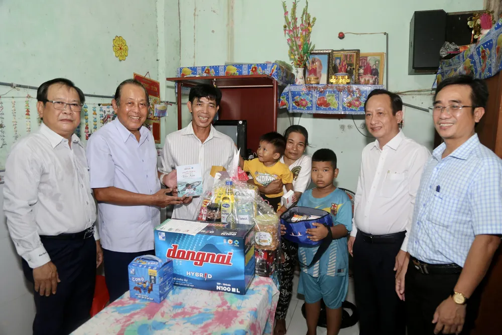 Nguyên Phó Thủ tướng Thường trực Trương Hòa Bình, Tổng Biên tập Báo Pháp Luật TP.HCM Mai Ngọc Phước và Chủ tịch tỉnh Bạc Liêu Phạm Văn Thiều trao quà cho gia đình ngư dân Danh Toàn. Ảnh: HOÀNG GIANG tham-ngu-dan-6.jpg
