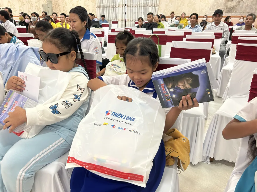 trao-qau-hoc-sinh.jpg