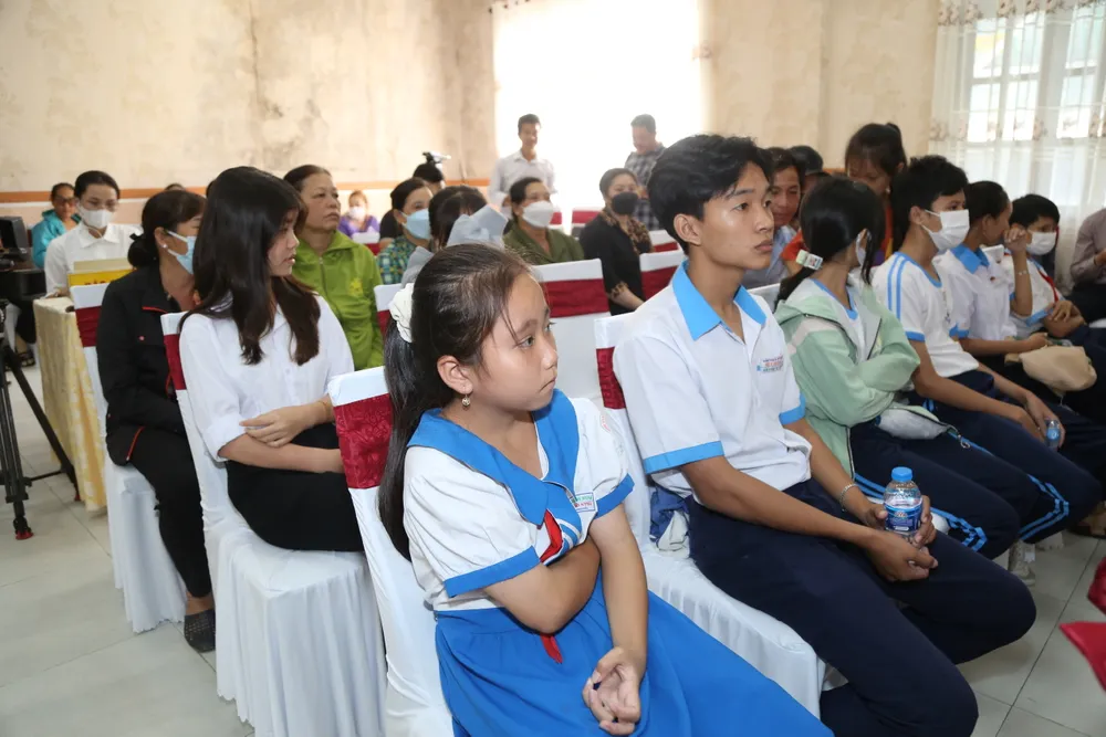 Các con em ngư dân có hoàn cảnh khó khăn, vượt khó học giỏi sẽ nhận học bổng từ chương trình. Ảnh: CHÂU ANH trao-qua-1.jpg