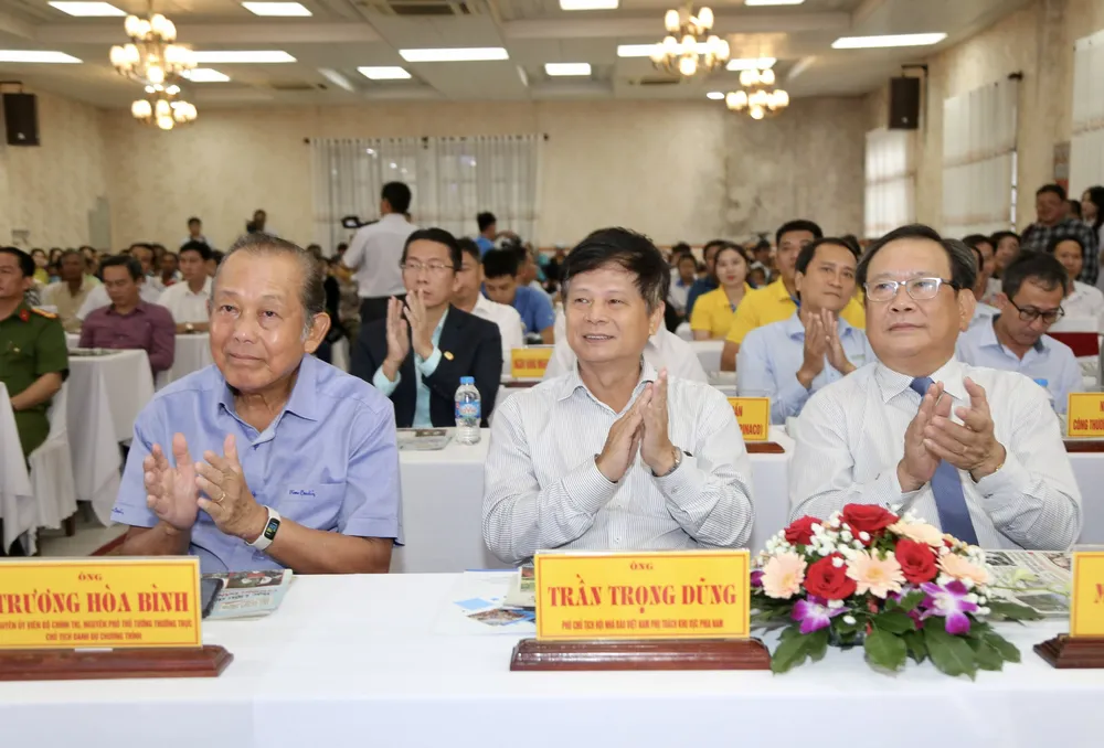 Nguyên Phó Thủ tướng Thường trực Chính phủ Trương Hòa Bình; ông Trần Trọng Dũng, Phó Chủ tịch Hội nhà báo Việt Nam và Tổng Biên tập báo Pháp Luật TP.HCM Mai Ngọc Phước, tại chương trình. trao-qua-10.jpg
