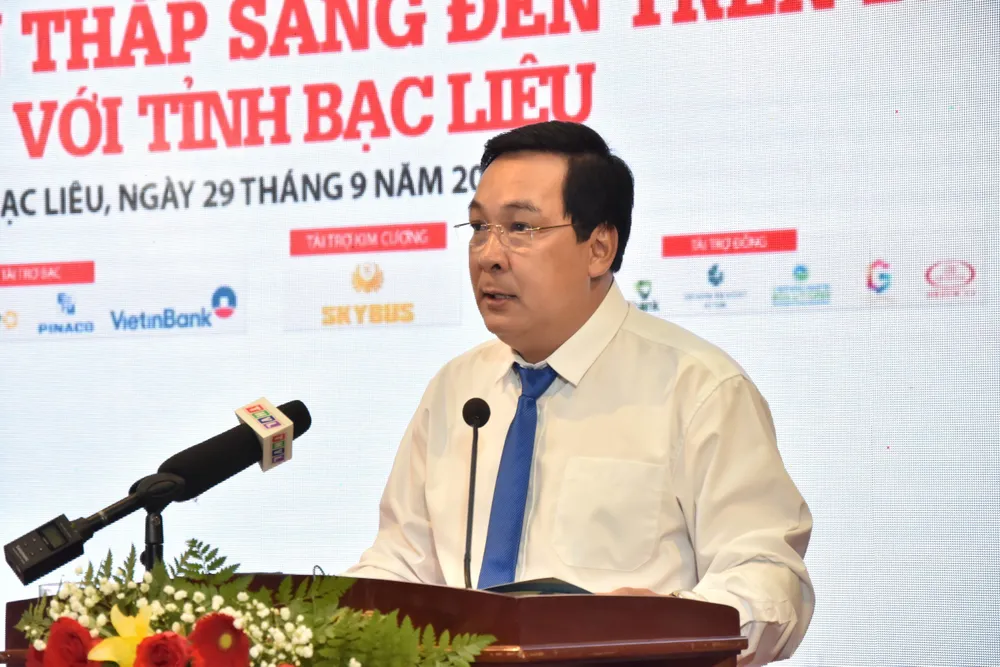 Phó Tổng Biên tập báo Pháp Luật TP. HCM Nguyễn Thái Bình, Trưởng Ban tổ chức Chương trình "Cùng ngư dân thắp sáng đèn trên biển". Ảnh: HOÀNG GIANG trao-qua-11.jpg