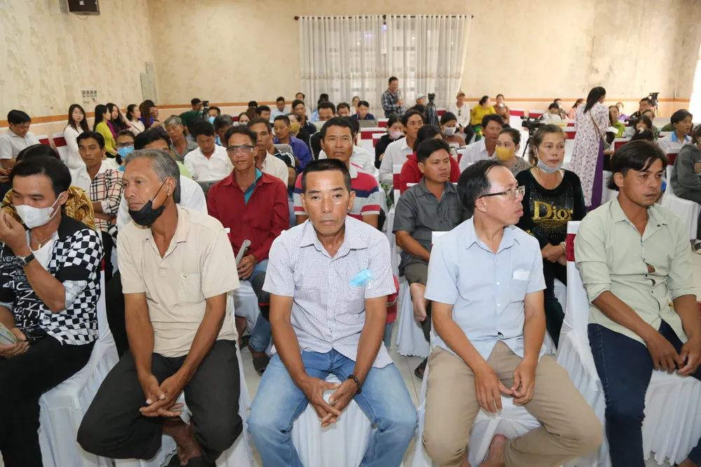 Các ngư dân tham dự Chương trình “Cùng ngư dân thắp sáng đèn trên biển” do báo Pháp Luật TP.HCM tổ chức. Ảnh: CHÂU ANH trao-qua-3.jpg