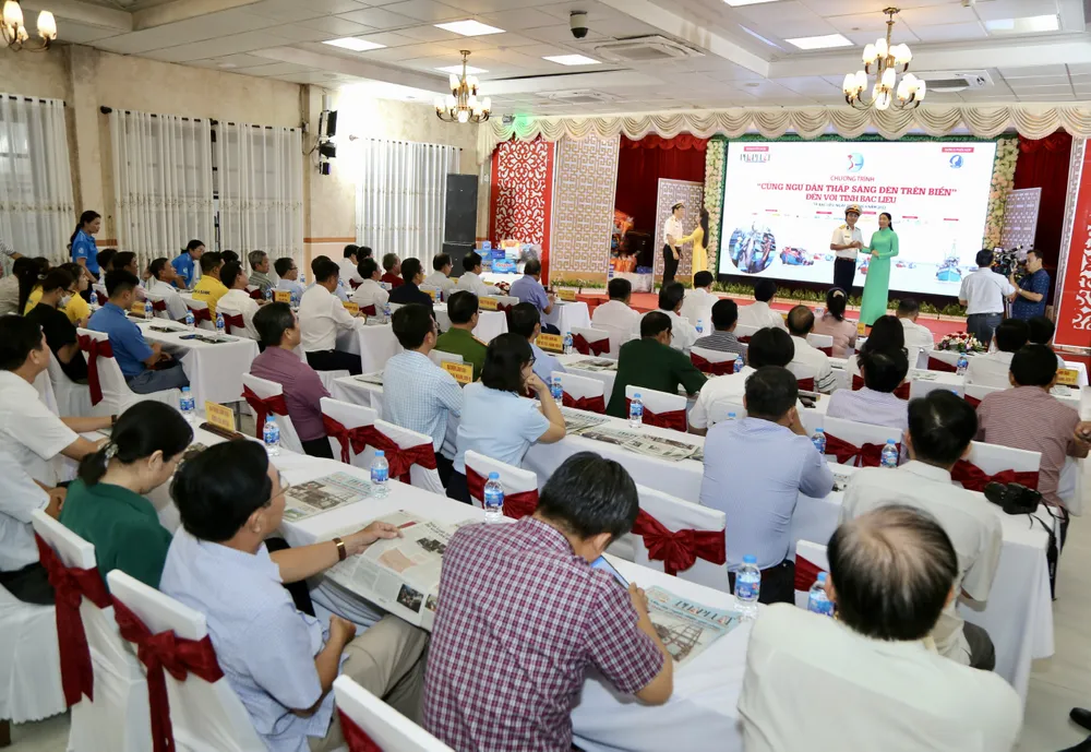 Văn nghệ chào mừng Chương trình "Cùng ngư dân thắp sáng đèn trên biển" trao-qua-8.jpg