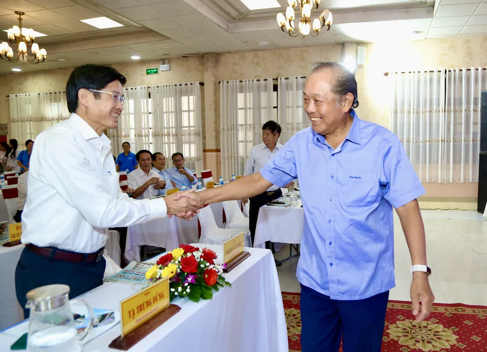 Nguyên Phó Thủ tướng Thường trực Chính phủ Trương Hòa Bình, Chủ tịch danh dự của Chương trình. trao-qua-binh-1.jpg