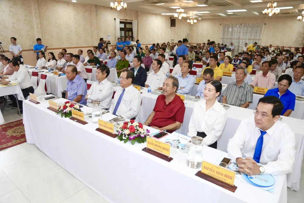 Các đại biểu tham dự tại chương trình. Ảnh: HOÀNG GIANG trao-qua-dai-bieu-9409-7779.jpg