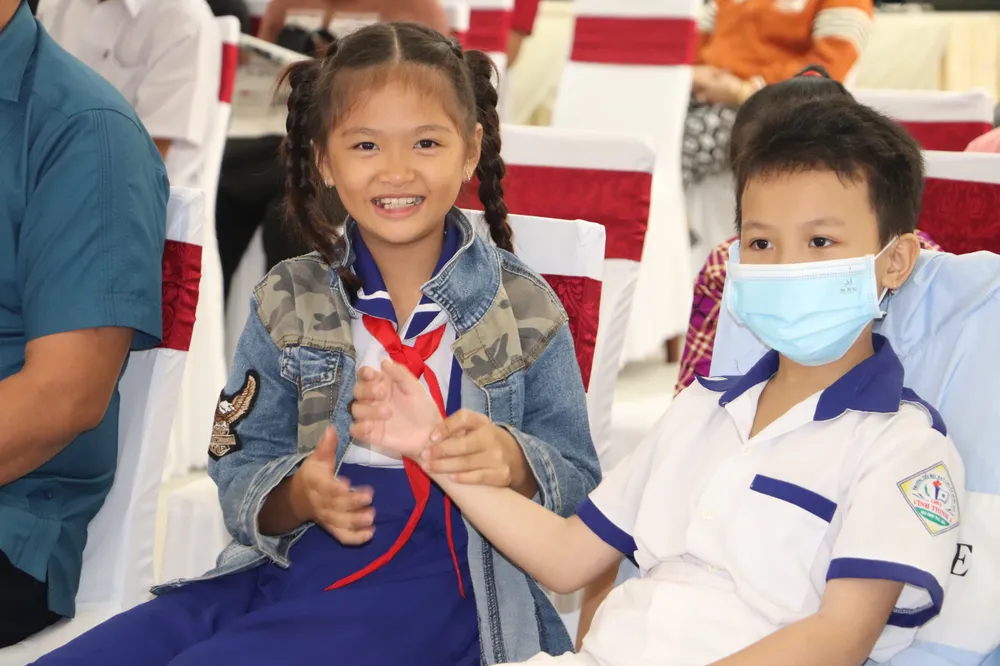 Các em học sinh háo hức khi sắp được nhận quà. trao-qua-hs.jpg