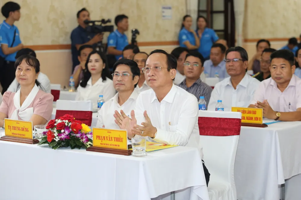 Chủ tịch UBND tỉnh Bạc Liêu Phạm Văn Thiều. Ảnh: HOÀNG GIANG trao-qua-Thieu.jpg