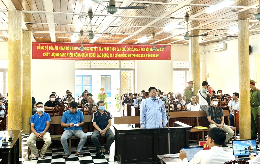 Các bị cáo tại toà can-thiep-bien-so-2.jpg