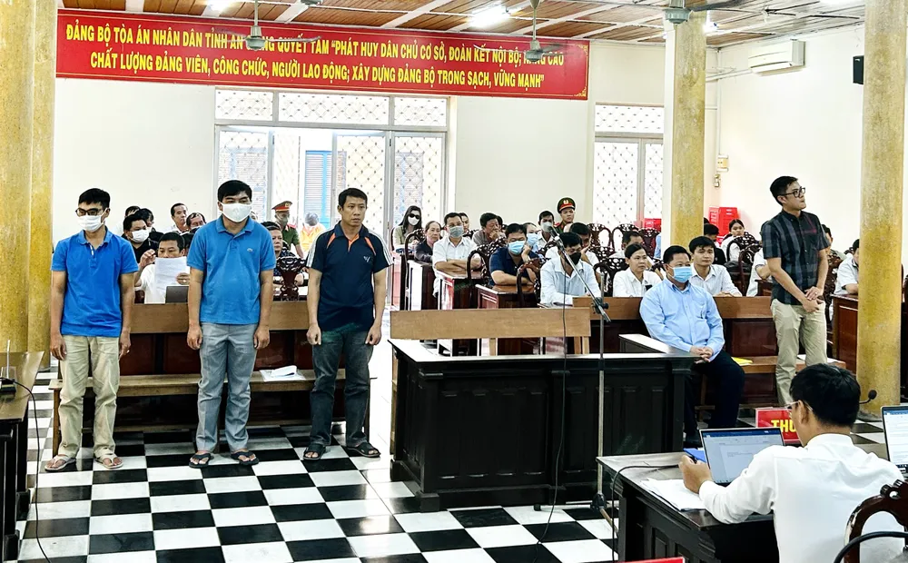Do lý do sức khoẻ nên bị cáo Quận được ngồi nghe VKS công bố cáo trạng, đồng thời cán bộ y tế cũng được điều động đến nhằm hỗ trợ sức khoẻ cho bị cáo Quận can-thiep-bien-so-hoi.jpg