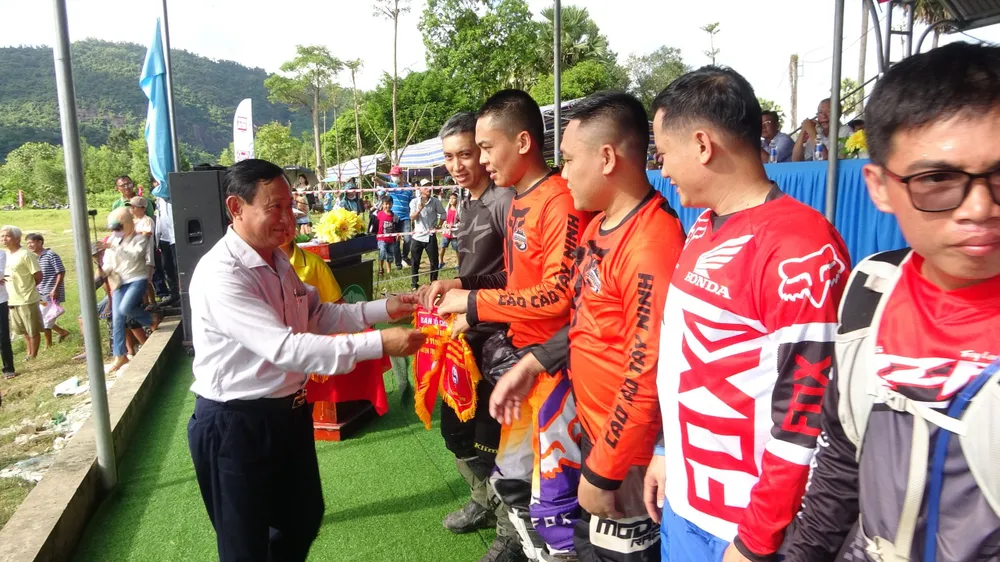 Chủ tịch UBMTTQVN tỉnh An Giang Nguyễn Tiếc Hùng tặng cờ lưu niệm cho các vận động viên xe-dia-hinh.jpg