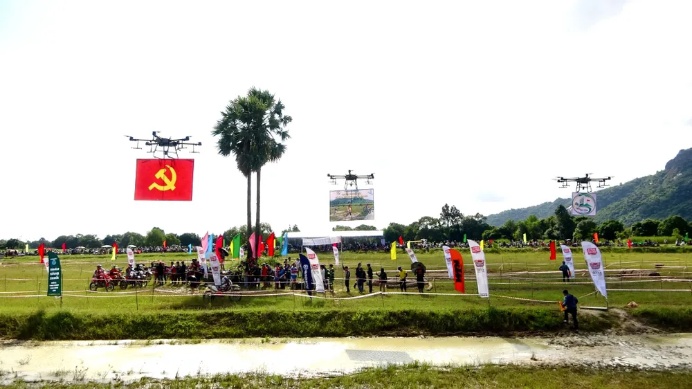 Máy bay không người lái, biểu diễn phun khói màu và các tiết mục văn nghệ sôi động. xe-dia-hinh-8.jpg