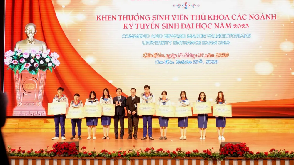 Khen thưởng sinh viên thủ khoa các ngành trong kỳ tuyển sinh năm học 2023-2024 dh-y-doc-can-tho-1.jpg