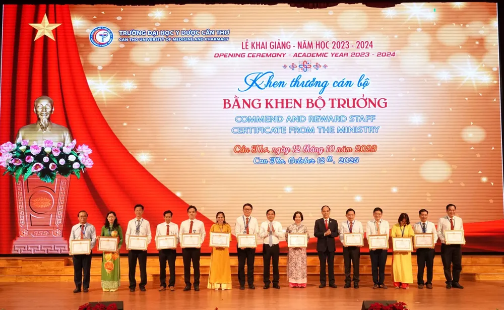 Các cán bộ Trường Đại học Y dược Cần Thơ nhận bằng khen của Bộ trưởng Bộ Y tế dh-y-doc-can-tho-2.jpg