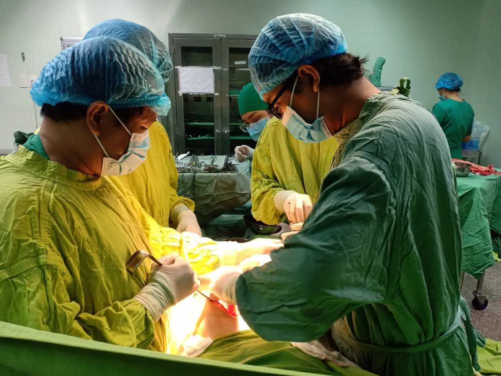 Các bác sĩ phẫu thuật cứu bệnh nhân bị đâm thấu bụng, hoại tử 2m ruột rất nguy kịch hoai-tu-tuot-mo.jpg