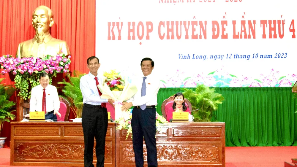Bí thư, Chủ tịch HĐND tỉnh Vĩnh Long Bùi Văn Nghiêm trao hoa chúc mừng cho ông Đặng Văn Chính. Ảnh: PV Vĩnh Long bầu bổ sung phó chủ tịch UBND tỉnh