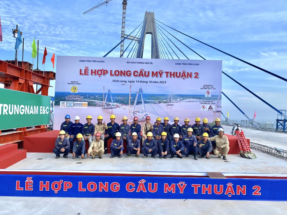 Đội ngũ thi công vui mừng khi cầu Mỹ Thuận 2 đã hợp long hop-long-my-thuan-2.jpg