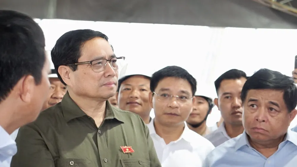 Thủ tướng Phạm Minh Chính nghe báo cáo tiến độ dự án. Ảnh:HD Hop-long.jpeg