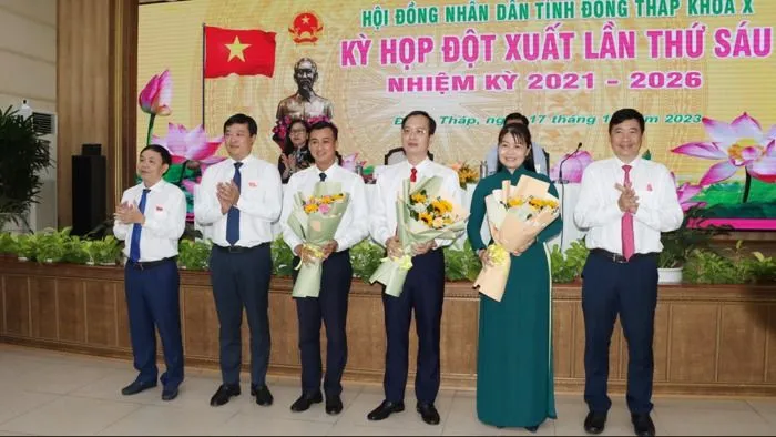 Ông Trần Trí Quang, Bí thư Thành ủy Cao Lãnh được bầu giữ chức danh Phó Chủ tịch UBND tỉnh Đồng Tháp (thứ 3 từ phải qua). Ảnh: NA pho-chu-tich-dong-thap.jpeg