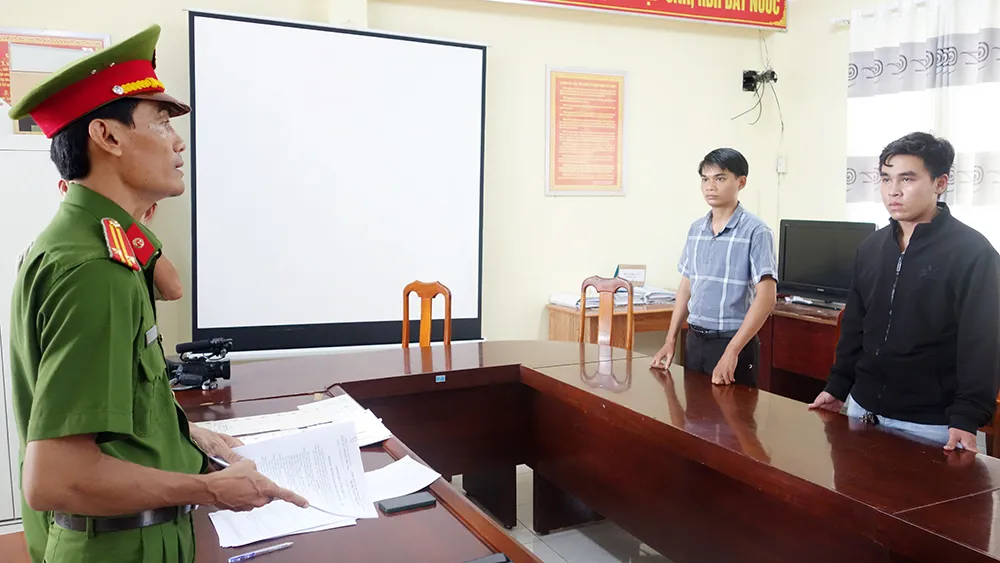 Bị can Lê Đăng Khoa và Phan Văn Đức Vụ đường dây làm văn bằng, chứng chỉ giả ở An Giang: Khởi tố thêm 4 người