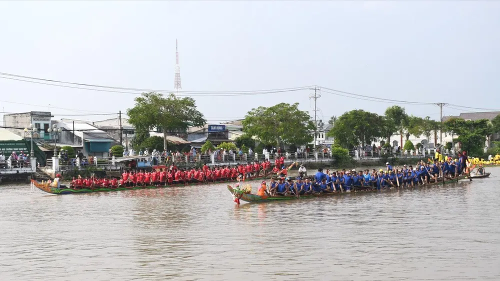 Đua ghe ngo là hoạt động nổi bật không thể thiếu trong Tuần lễ Văn hóa, Du lịch – Liên hoan ẩm thực Nam Bộ gắn với Lễ hội Ok Om Bok tỉnh Trà Vinh hằng năm. dua-ghe-tra-vinh.jpeg