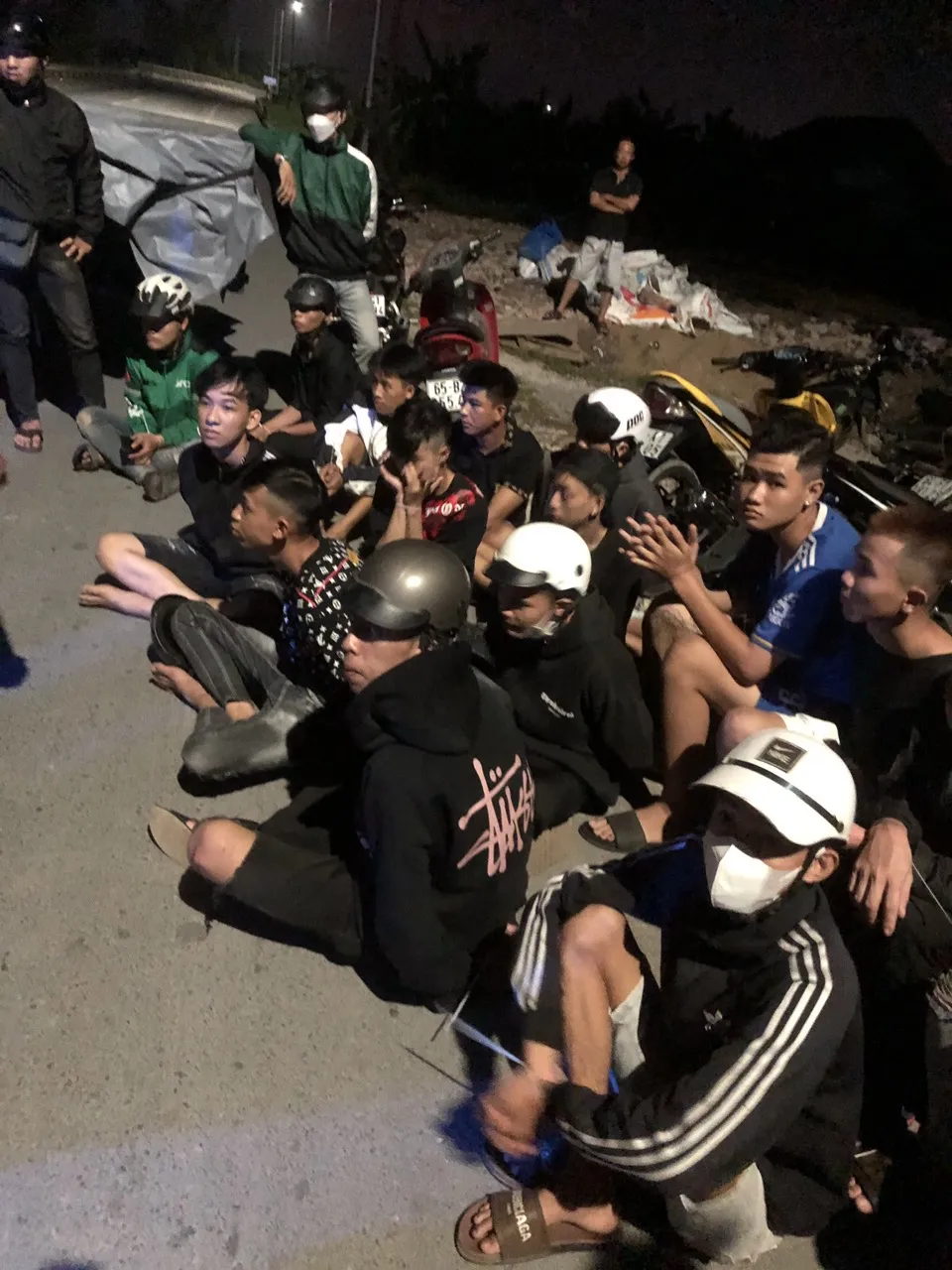 Bắt 34 người đua xe trái phép trên Quốc lộ 91B lúc rạng sán