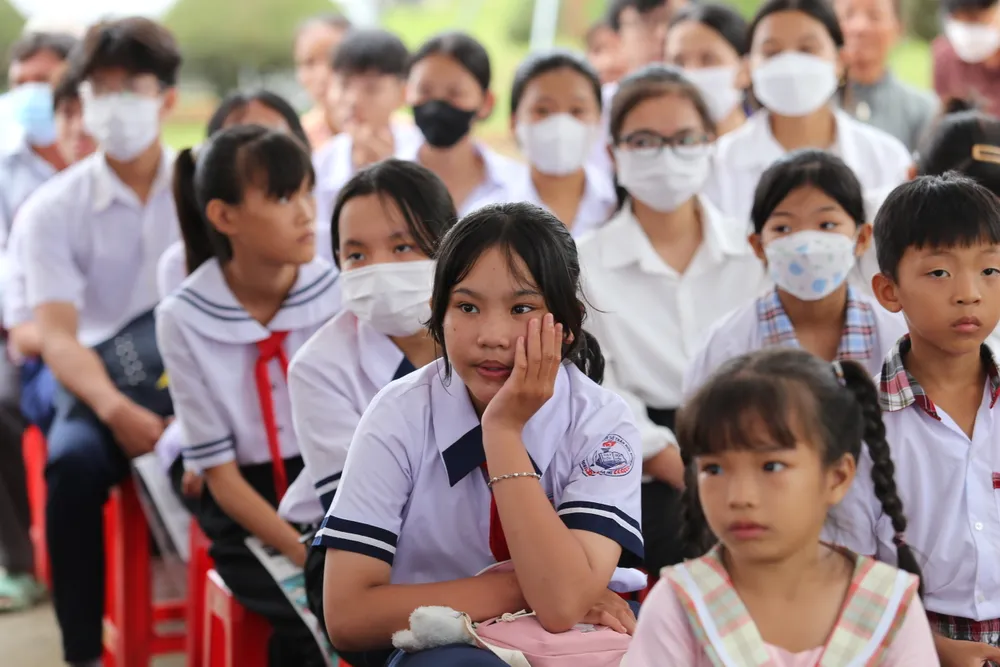Đông đảo học sinh và ngư dân tại chương trình "Cùng ngư dân thắp sáng đèn trên biển" do báo Pháp Luật TP.HCM tổ chức ngu-dan-ben-tre-4.jpg