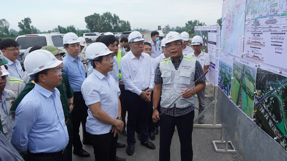 Lãnh đạo Bộ GTVT nghe báo cáo về tình hình thi công cao tốc Mỹ Thuận - Cần Thơ.