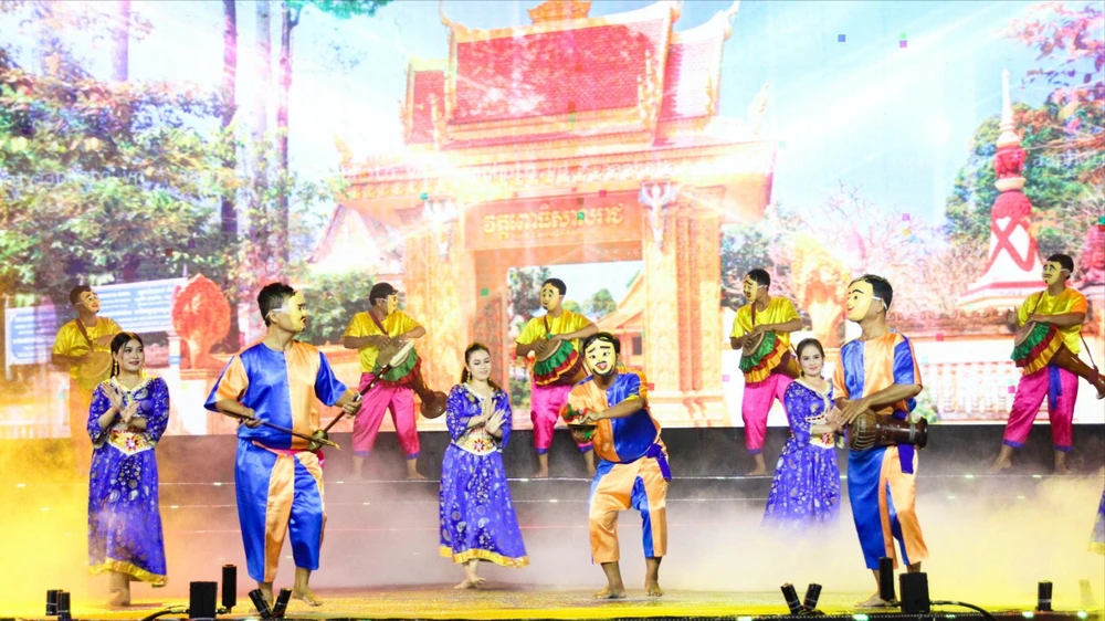 Biểu diễn múa trống Chhay-dàm (Sa-dăm) tại lễ khai mạc ok-om-bok-tra-vinh.jpeg