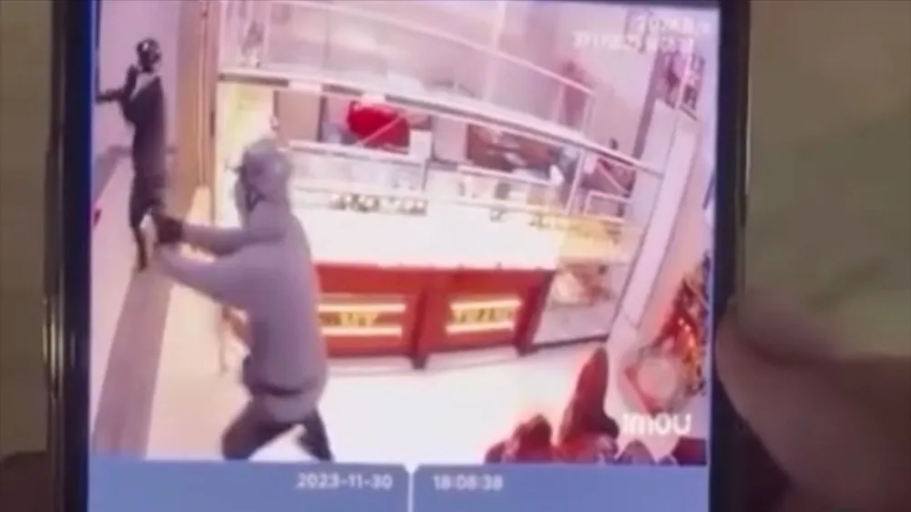 Công an Trà Vinh thông tin chi tiết vụ 2 người mang súng đi cướp tiệm vàng