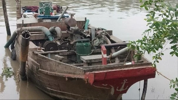 Phương tiện được Huyền và Khoa dùng để khai thác cát trái phép. cat-tac-9167-5980.jpg