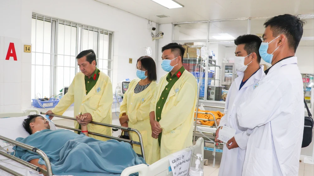 Đại uý Ngôi nhận được nhiều sự quan tâm, hỗ trợ từ đồng đội, tổ chức, cá nhân trong và ngoài tỉnh. khai-thac-cat-trai-phep.jpg
