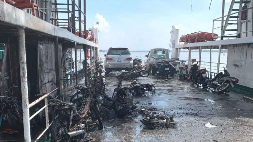 Nam thanh niên có dấu hiệu trầm cảm đổ xăng đốt phà Sa Đéc