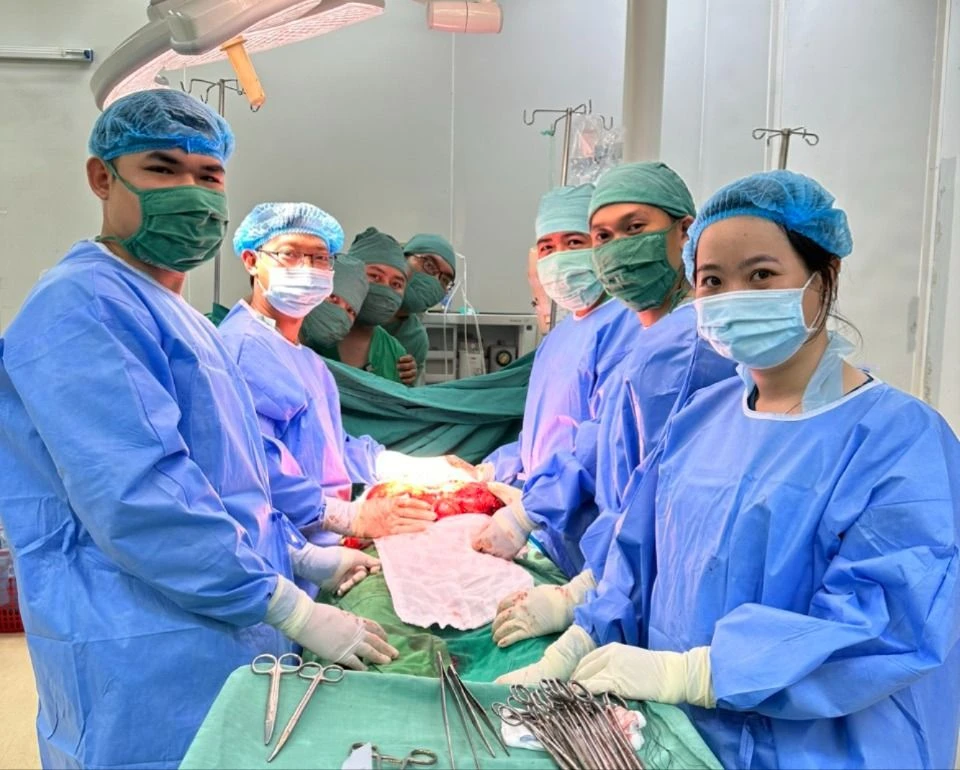 Ê kíp phẫu thuật lấy khối u cho cụ bà Khối u