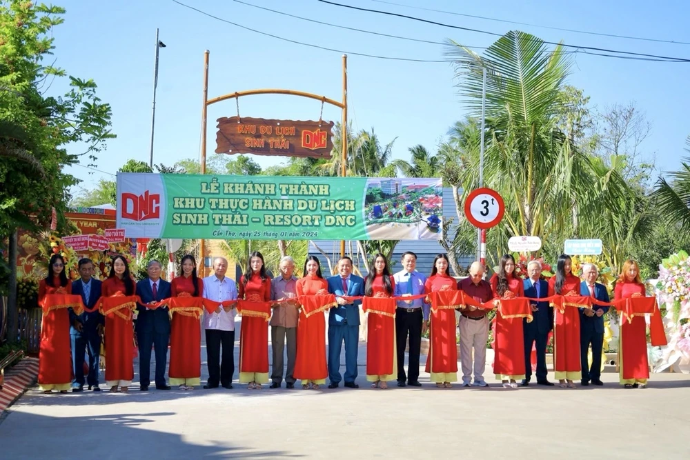 Các đại biểu cắt băng khánh thành Khu thực hành du lịch sinh thái – Resort DNC khu-du-lich-dai-hoc-nam-can-tho-khanh-thanh.jpg