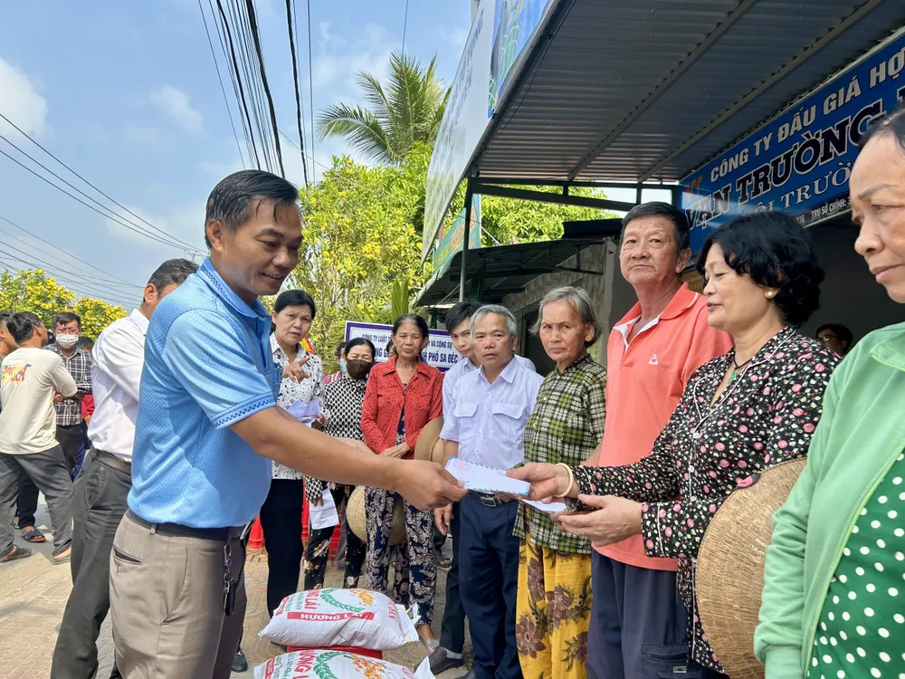 Ông Trần Ngọc Giao, Phó Trưởng Văn phòng đại diện báo Pháp Luật TP.HCM tại Cần Thơ, hy vọng phần quà Tết sẽ phần nào hỗ trợ bà con có cái tết đầm ấm.
